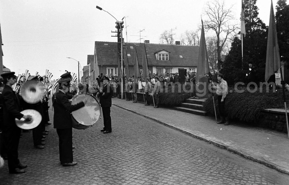 GDR picture archive: Peenemünde - Participants of a wreath-laying ceremony in front of sailors of the guard of honour with MPi submachine gun Kalashnikov at the memorial for the OdF victims of fascism on the main street in Peenemuende, Mecklenburg-Western Pomerania in the territory of the former GDR, German Democratic Republic