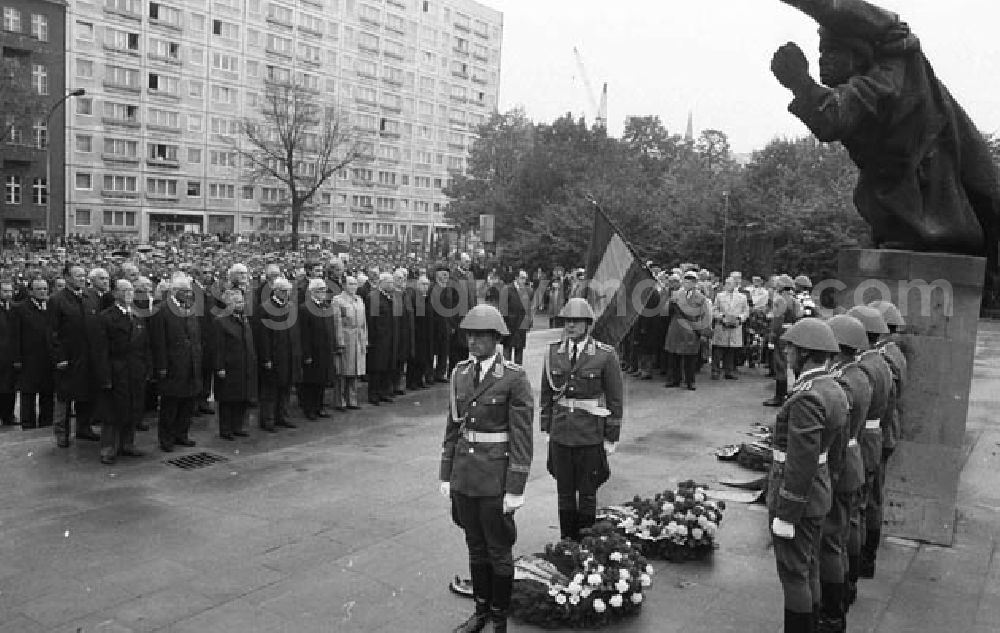 GDR picture archive: Berlin - 14.09.1986 Kranzniederlegung der Partei und Staatsführung Spanienkämpfer am Mahnmal in Friedrichshain Umschlagnr.: 1