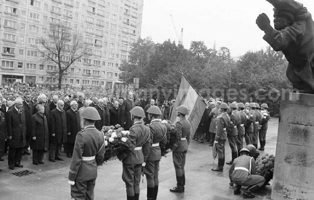 GDR image archive: Berlin - 14.09.1986 Kranzniederlegung der Partei und Staatsführung Spanienkämpfer am Mahnmal in Friedrichshain Umschlagnr.: 1