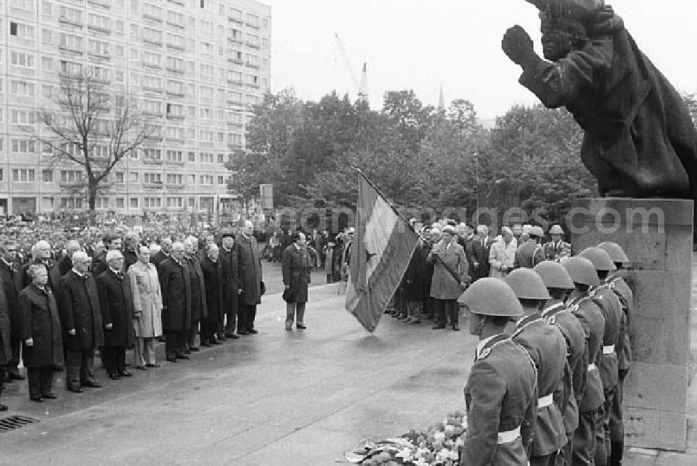 GDR photo archive: Berlin - 14.09.1986 Kranzniederlegung der Partei und Staatsführung Spanienkämpfer am Mahnmal in Friedrichshain Umschlagnr.: 1