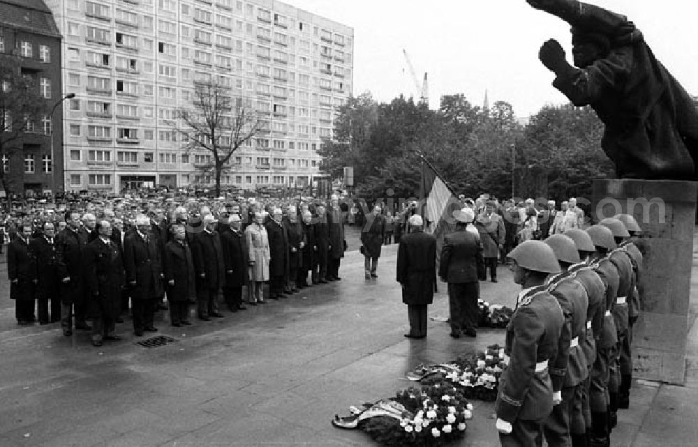Berlin: 14.09.1986 Kranzniederlegung der Partei und Staatsführung Spanienkämpfer am Mahnmal in Friedrichshain Umschlagnr.: 1