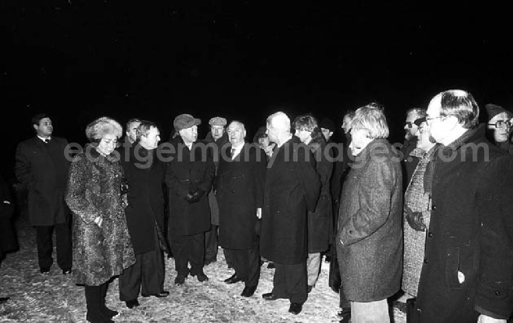 Sachsenhausen / Brandenburg: 12.12.1981 Kranzniederlegung in Sachsenhausen (Brandenburg) durch Franke Umschlagnr.: 11