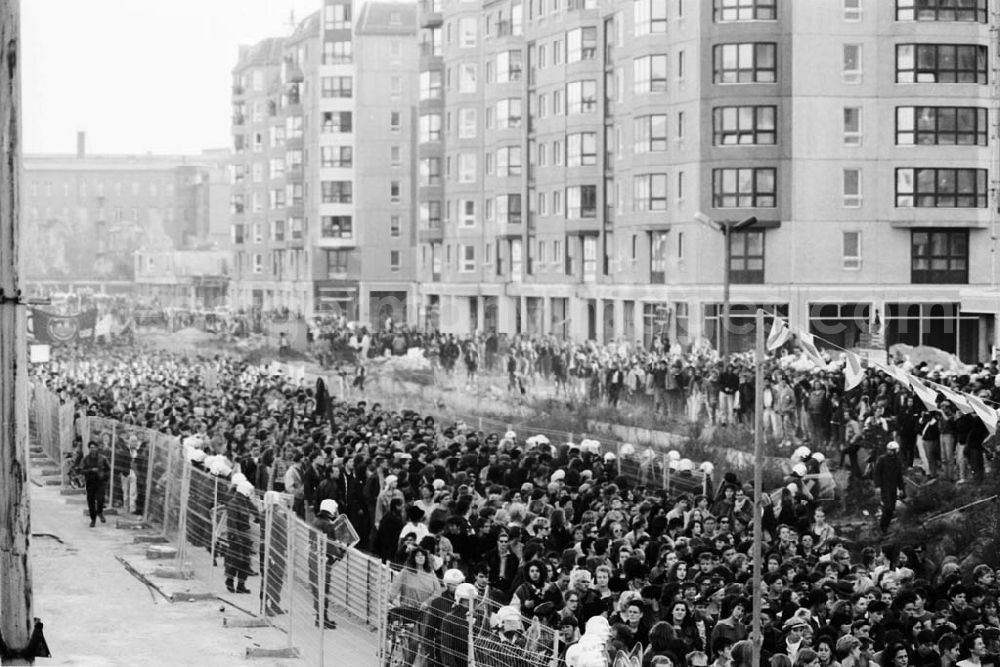 GDR photo archive: Berlin - Alexanderplatz - Krawalle auf dem Alex und Checkpoint zum 3.10.90 03.10.9