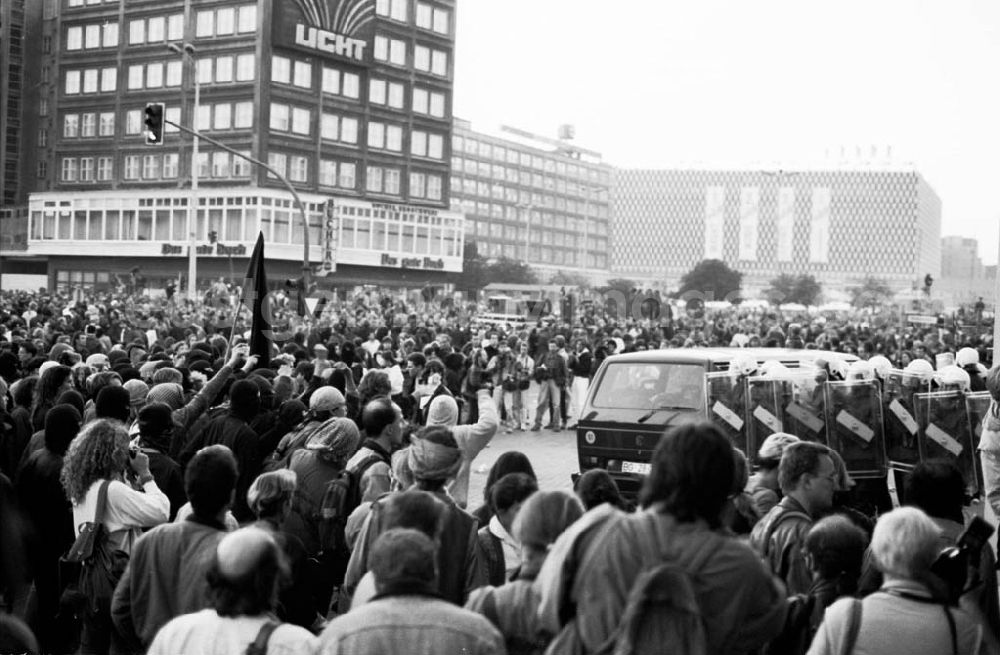 GDR picture archive: Berlin - Alexanderplatz - Krawalle auf dem Alex und Checkpoint zum 3.10.9