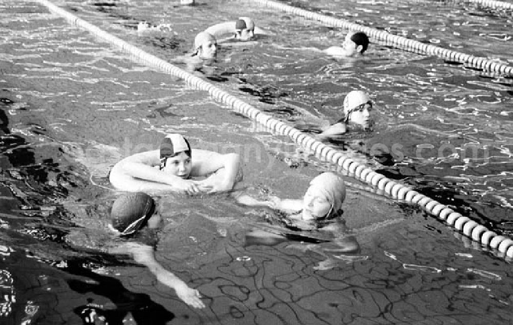 GDR image archive: Potsdam (Brandenburg) - 22.03.1982 Kreismeisterschaften im Rettungsschwimmen in Potsdam (Brandenburg) Umschlagnr.: 27