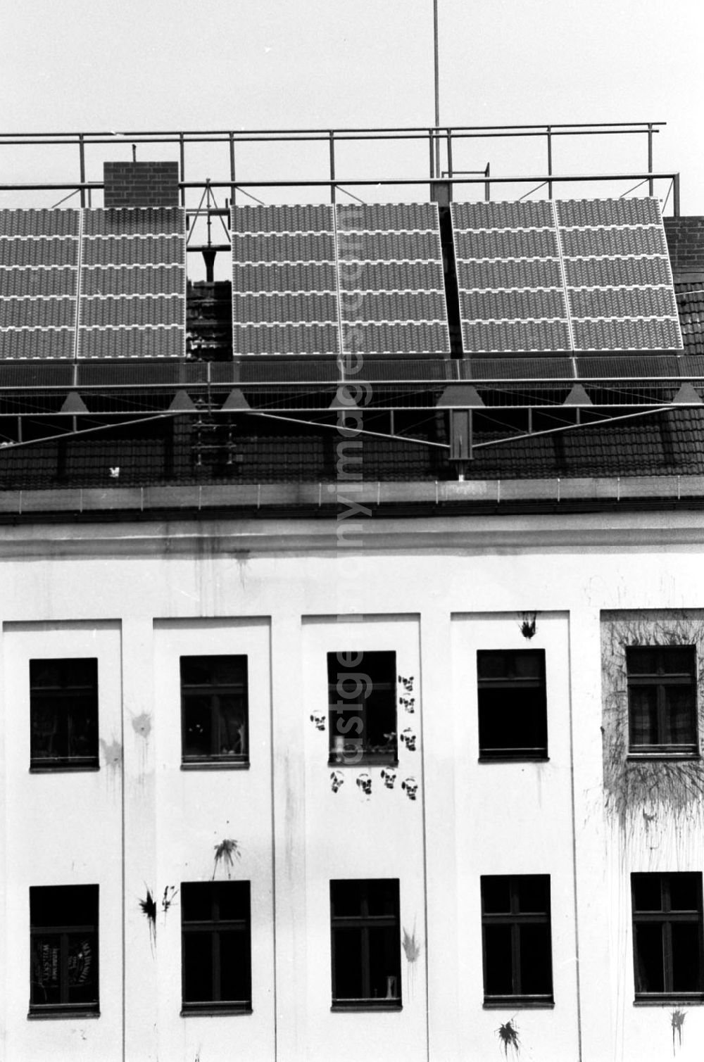 GDR image archive: Berlin-Kreuzberg - Kreuzberg/Berlin Solarzellenanwendung in Kreuzberger Wohnhäusern 16.07.9