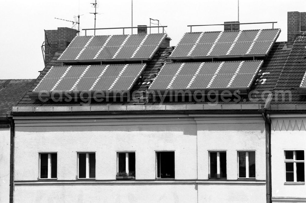 GDR photo archive: Berlin-Kreuzberg - Kreuzberg/Berlin Solarzellenanwendung in Kreuzberger Wohnhäusern 16.07.9