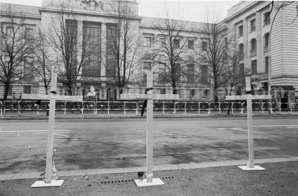 GDR photo archive: Berlin - Kreuze vor SU-Botschaft