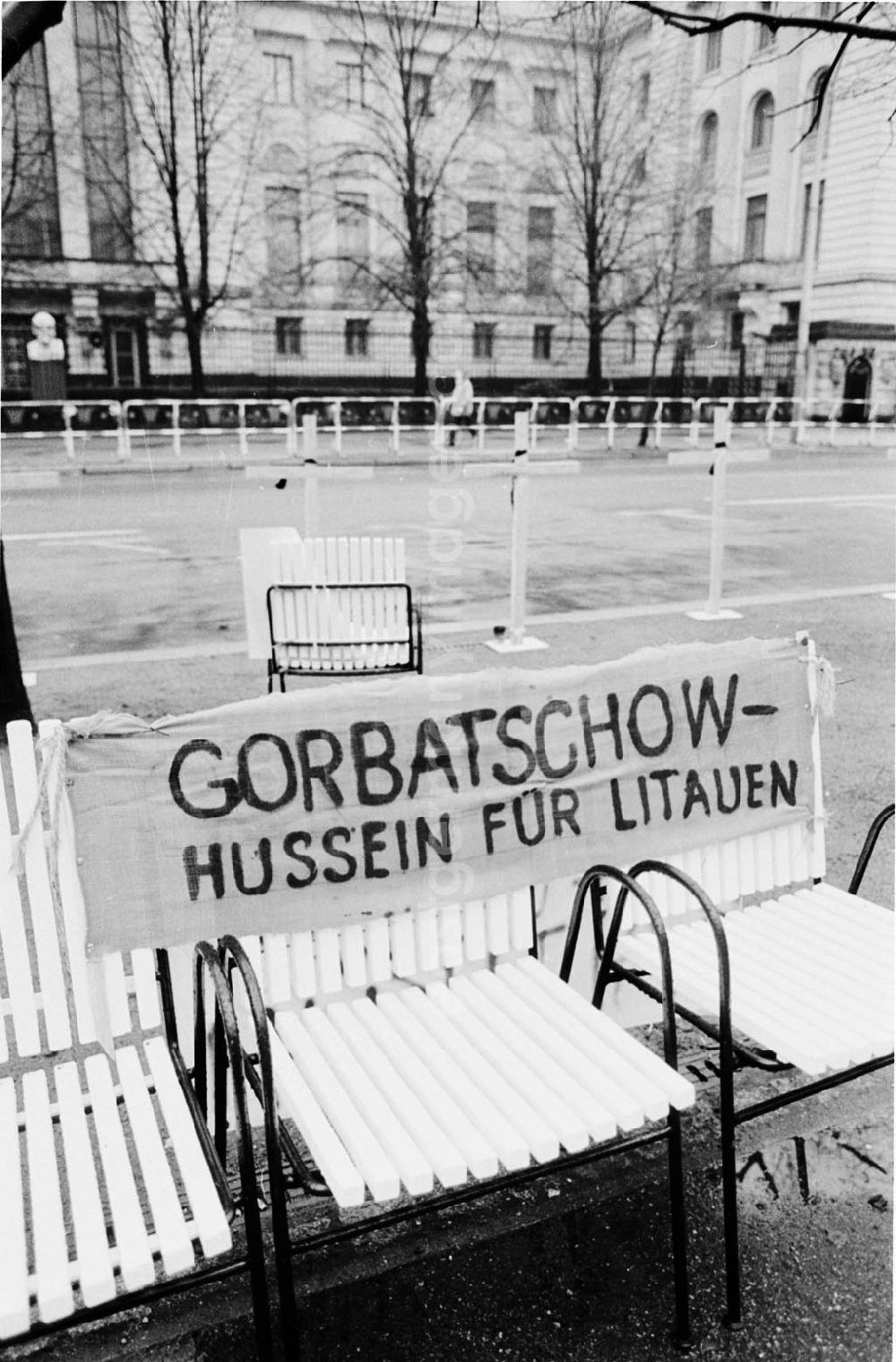 GDR picture archive: Berlin - Kreuze vor SU-Botschaft
