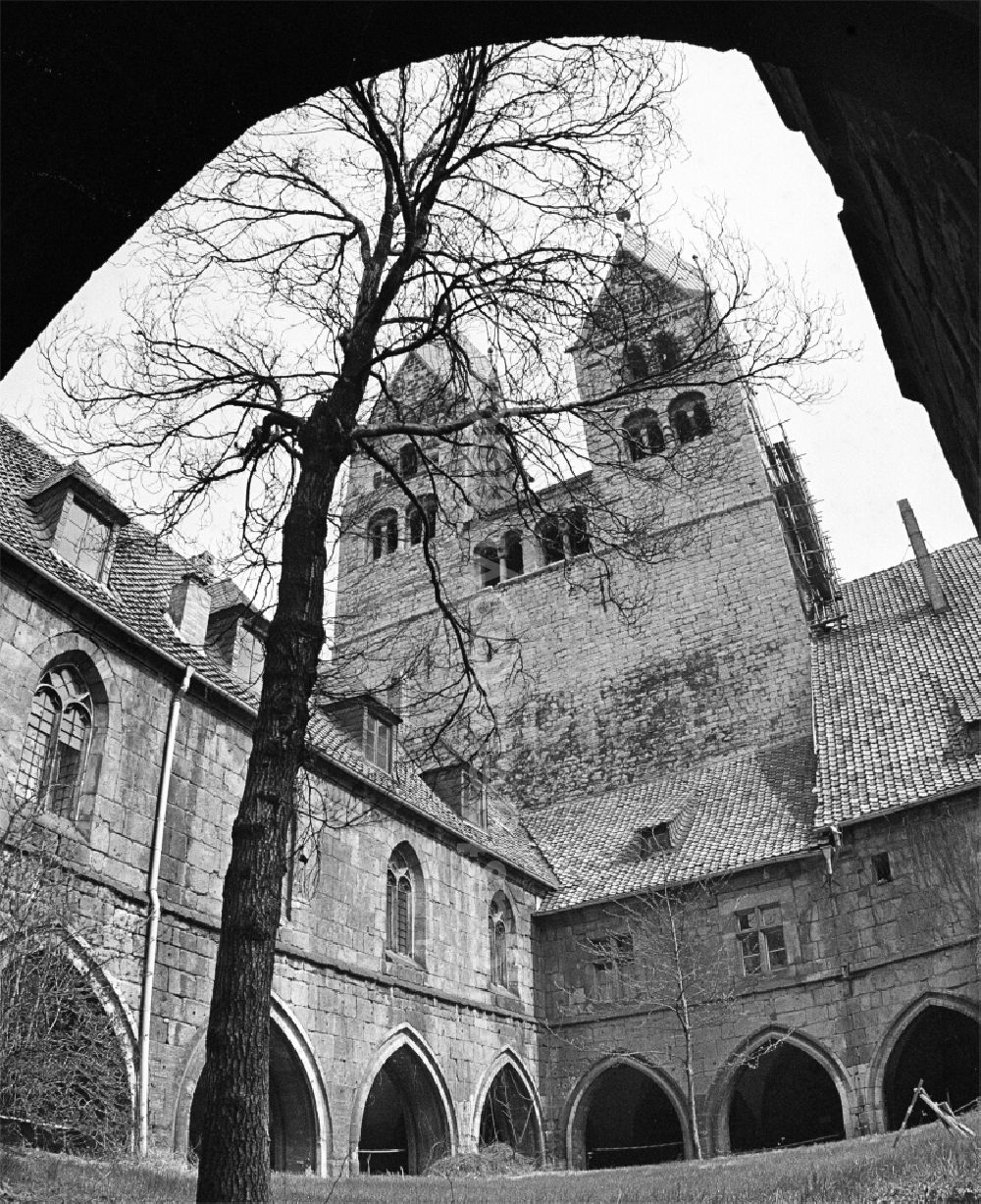 GDR photo archive: Halberstadt - Facade and roof structure of the sacral building of the church the south side of the cloister in Halberstadt in the state Saxony-Anhalt on the territory of the former GDR, German Democratic Republic