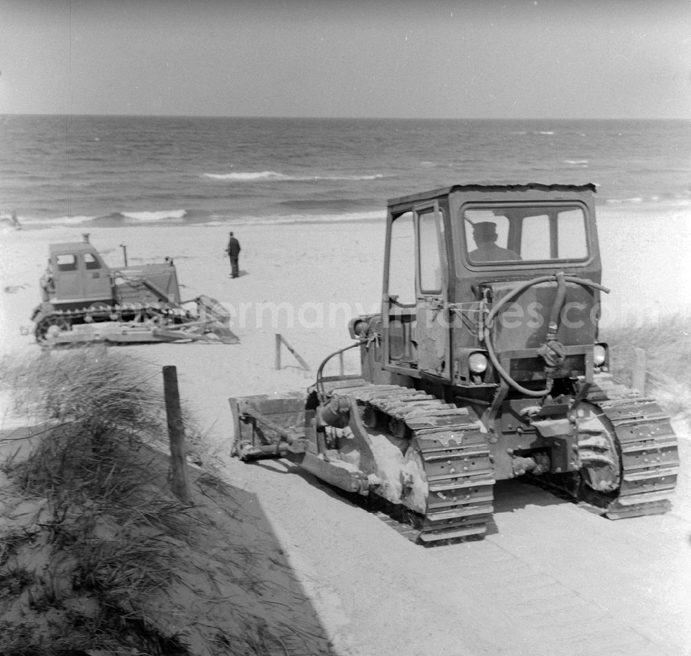 GDR photo archive: Ahrenshoop - Coastal defence measures on the beach in the Baltic bath Ahrenshoop in the federal state Mecklenburg-West Pomerania in the area of the former GDR, German democratic republic