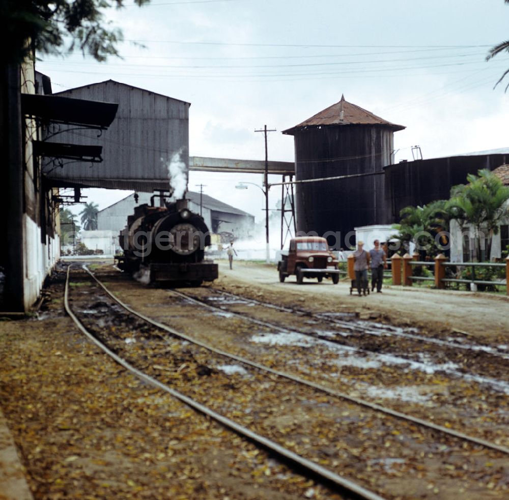 GDR picture archive: Ciego de Ávila - Bahnhof in einem Ort in der kubanischen Provinz Camagüey.