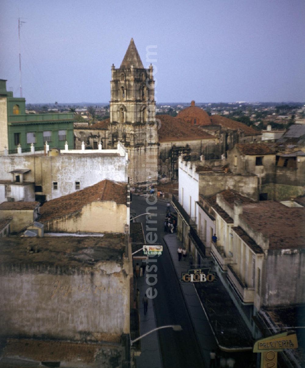 GDR image archive: Camagüey - Blick über die Dächer der drittgrößten Stadt Kubas, Camagüey, auf die größte Kathedrale der Stadt. Die Catedral de Nuestra Senora de la Candelaria aus dem beginnenden 18. Jahrhundert ist der Schutzpatronin der Stadt geweiht. View over the city Camagüey - Cuba.