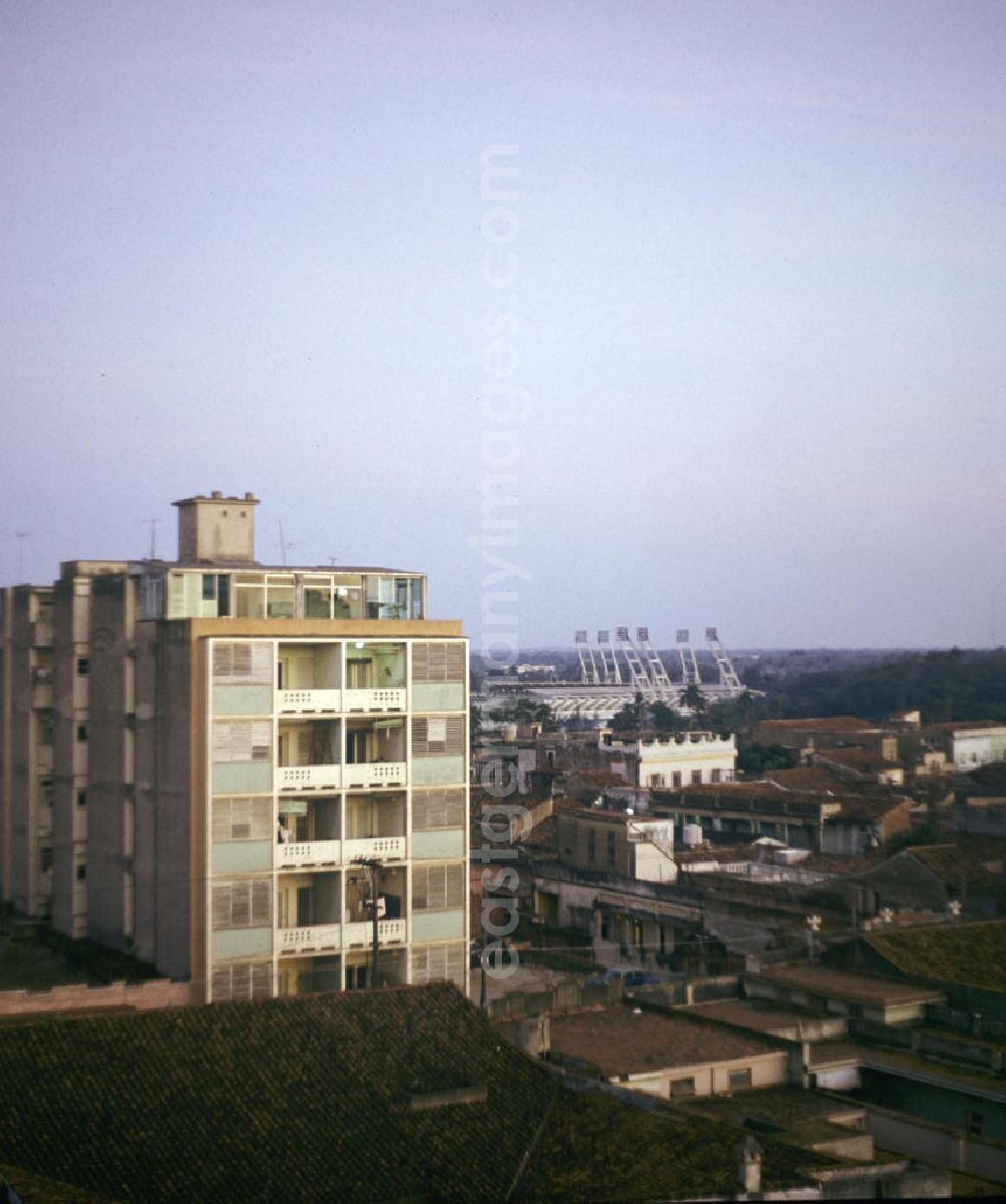 GDR photo archive: Camagüey - Blick über die Dächer der drittgrößten Stadt Kubas, Camagüey. Im Hintergrund das Estadio Cándido González. View over the city Camagüey - Cuba.