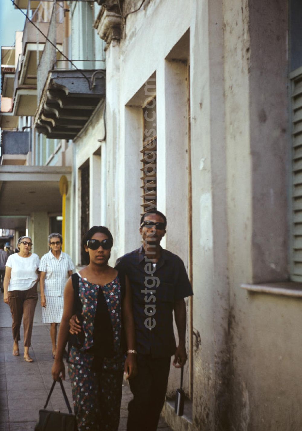 GDR image archive: Camagüey - Eine junges Paar läuft durch eine Straße der drittgrößten Stadt Kubas, Camagüey.