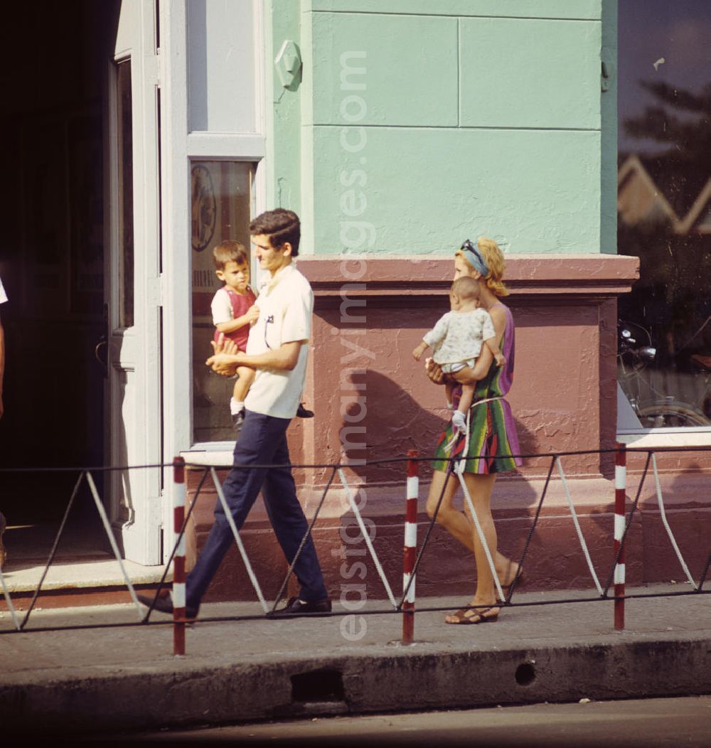 GDR photo archive: Camagüey - Eine junge Familie läuft durch eine Straße der drittgrößten Stadt Kubas, Camagüey.