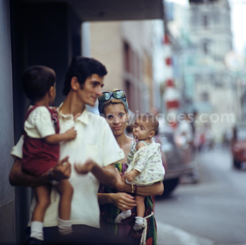 GDR image archive: Camagüey - Eine junge Familie läuft durch eine Straße der drittgrößten Stadt Kubas, Camagüey.