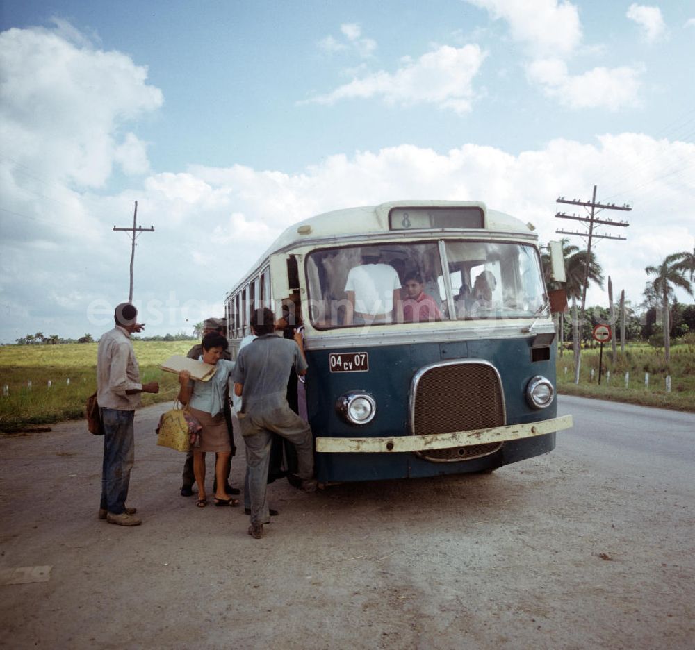 GDR image archive: Camagüey - Straßenszene bei Camagüey in Kuba - Passanten steigen in den Bus.