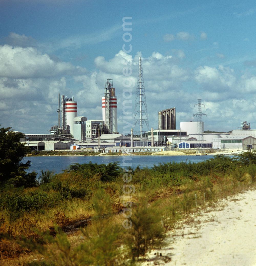 Cienfuegos: Blick auf eine Düngemittelfabrik in Cienfuegos. In den 60er und 7