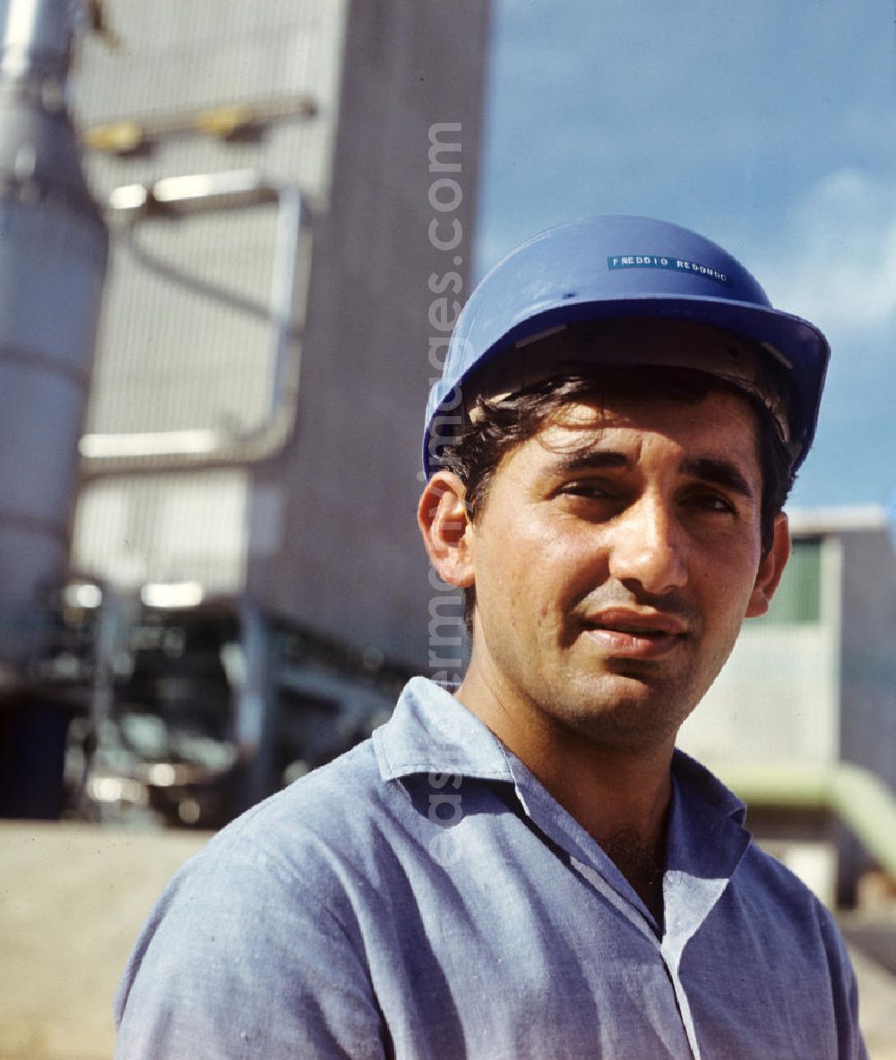 GDR photo archive: Cienfuegos - Arbeiter in einer Düngemittelfabrik in Cienfuegos. In den 60er und 7
