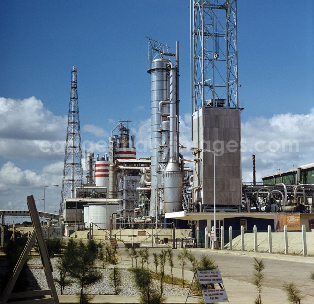 GDR picture archive: Cienfuegos - Blick auf eine Düngemittelfabrik in Cienfuegos. In den 60er und 7
