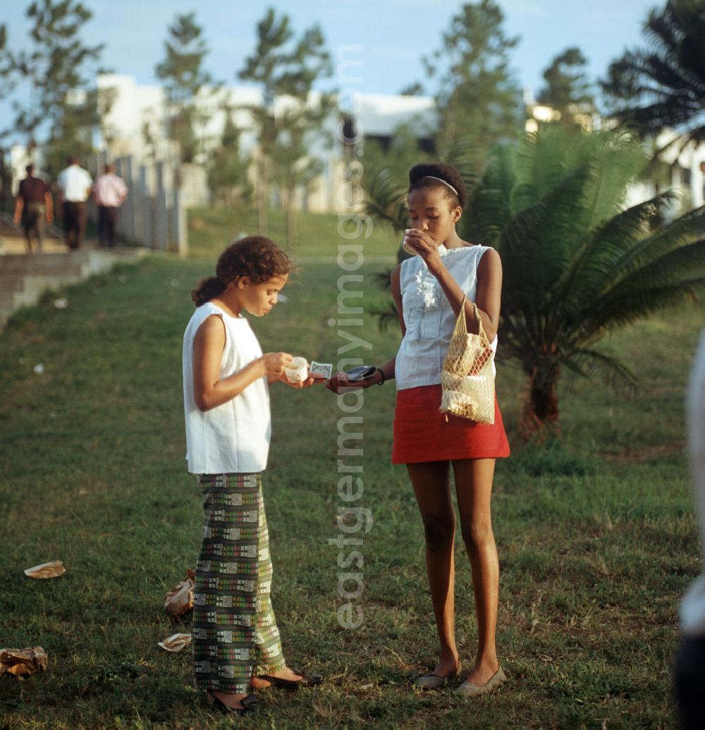 GDR picture archive: Havanna - Jugendliche genießen ihr Eis im Lenin-Park in der kubanischen Hauptstadt Havanna.