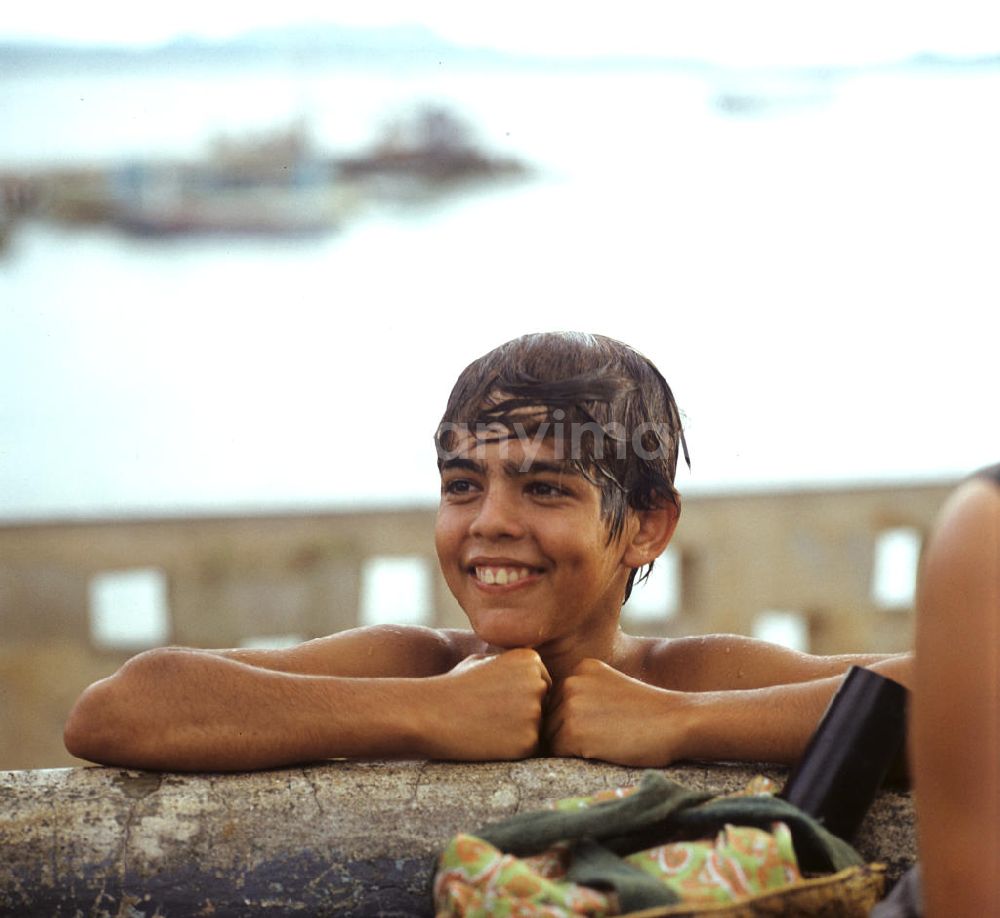 GDR picture archive: Gibara - Kinder an der Bucht von Gibara in Kuba.