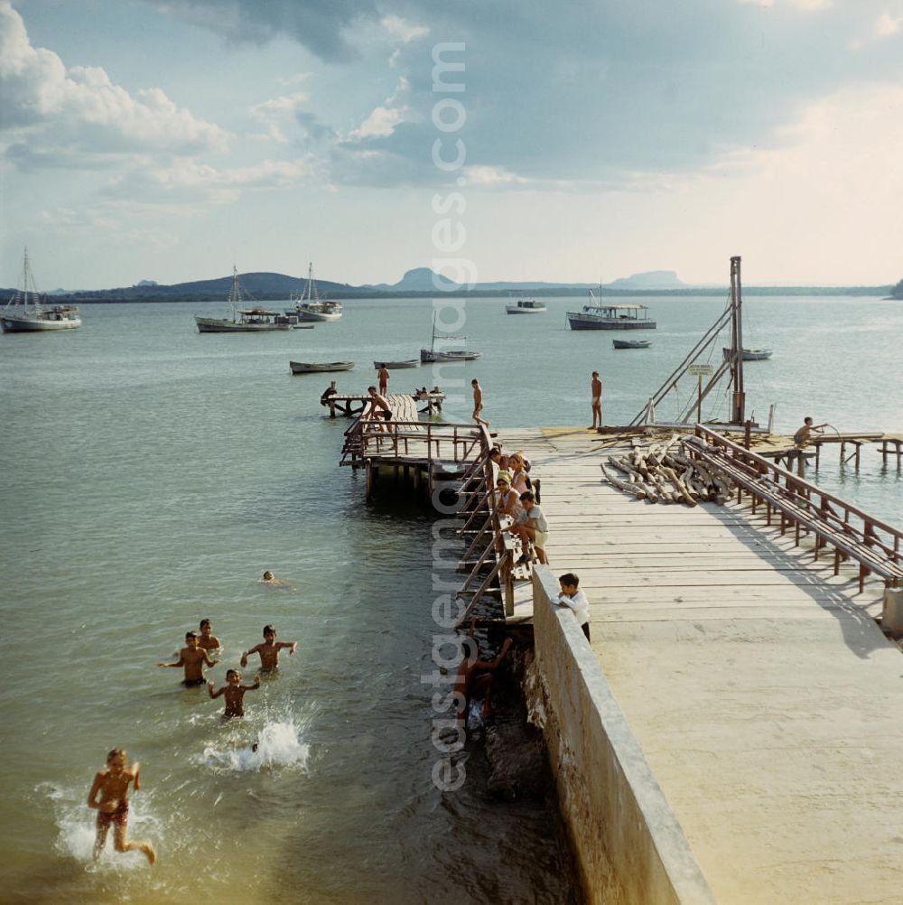 GDR image archive: Gibara - Kinder haben Spaß beim Baden an der Bucht von Gibara in Kuba.