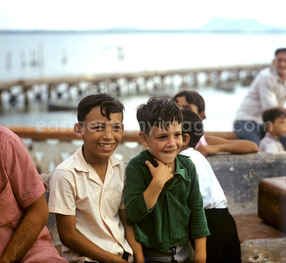GDR photo archive: Gibara - Kinder an der Bucht von Gibara in Kuba.