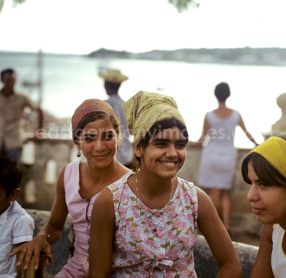 Gibara: Mädchen an der Bucht von Gibara in Kuba.