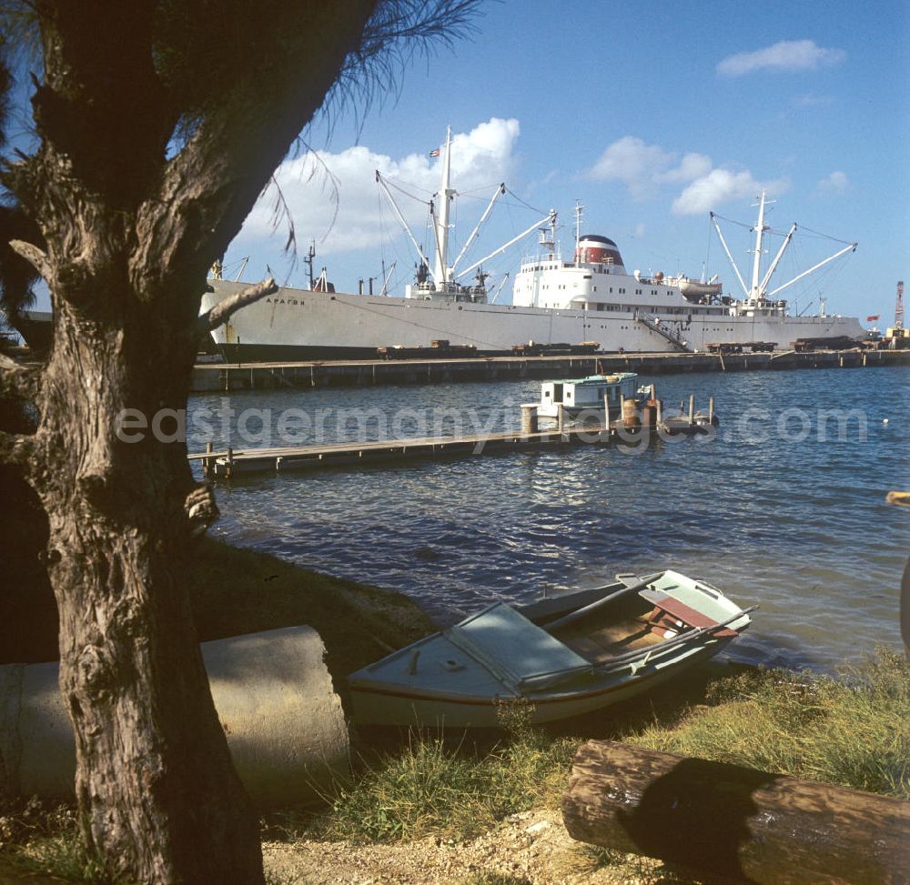 Nuevitas: Das sowjetische Frachtschiff Aragwi liegt im Hafen von Nuevitas. In den 60er und 7