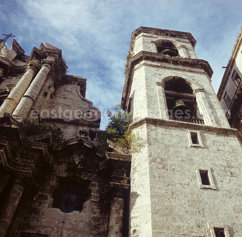 Havanna: Glockenturm der Kathedrale auf der Plaza de la Catedral im Zentrum der Altstadt von Havanna.