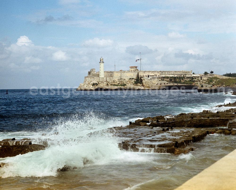 GDR photo archive: Havanna - Blick von der Uferpromenade Malecón auf die historische Festung El Morro, eines der Wahrzeichen der kubanischen Hauptstadt Havanna und der Eingang zum Hafen.