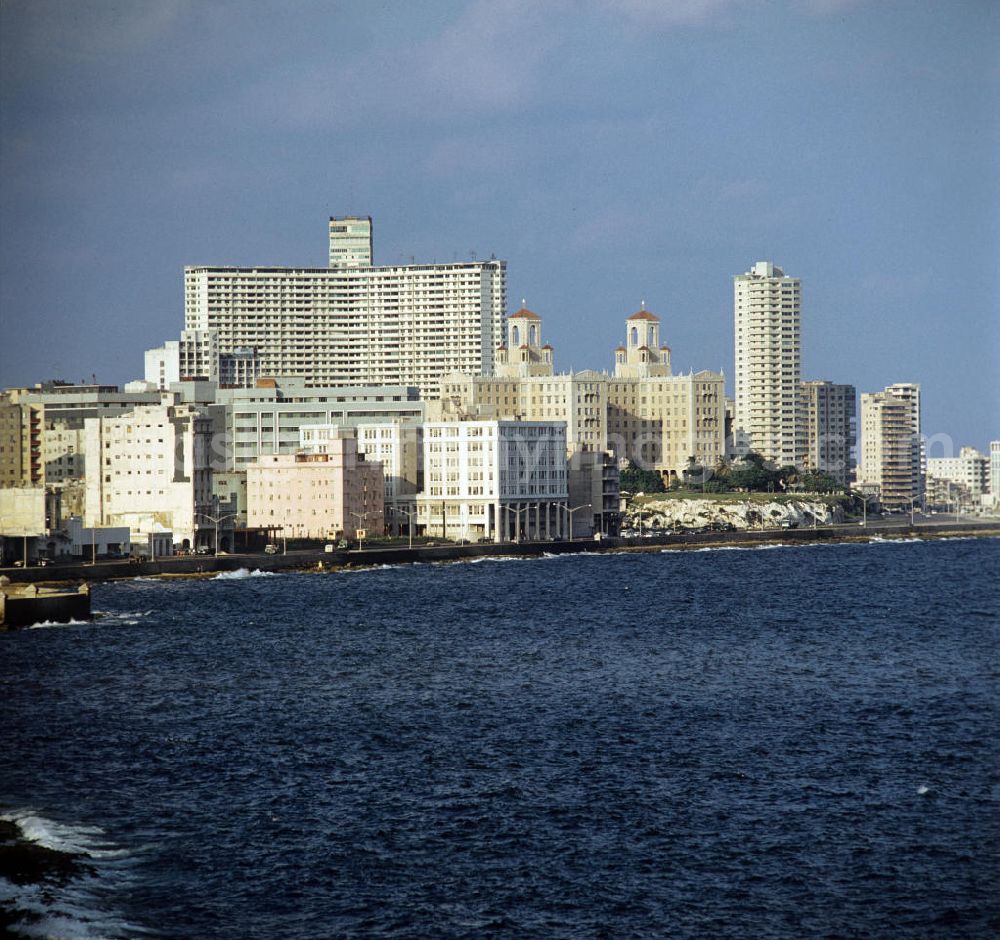 GDR picture archive: Havanna - Blick über die Uferpromenade Malecón auf die Neubauten der kubanischen Hauptstadt Havanna mit dem Hotel Nacional de Cuba und dem höchsten Gebäude Kubas, das FOCSA Hochhaus.
