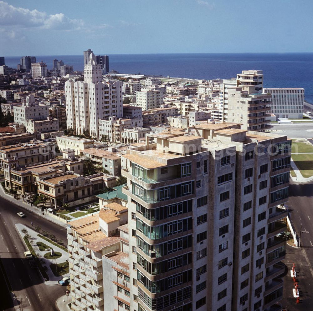 GDR picture archive: Havanna - Blick über die Dächer der kubanischen Hauptstadt Havanna - historische Gebäude der Kolonialzeit wechseln mit Neubauten der sozialistischen Moderne.