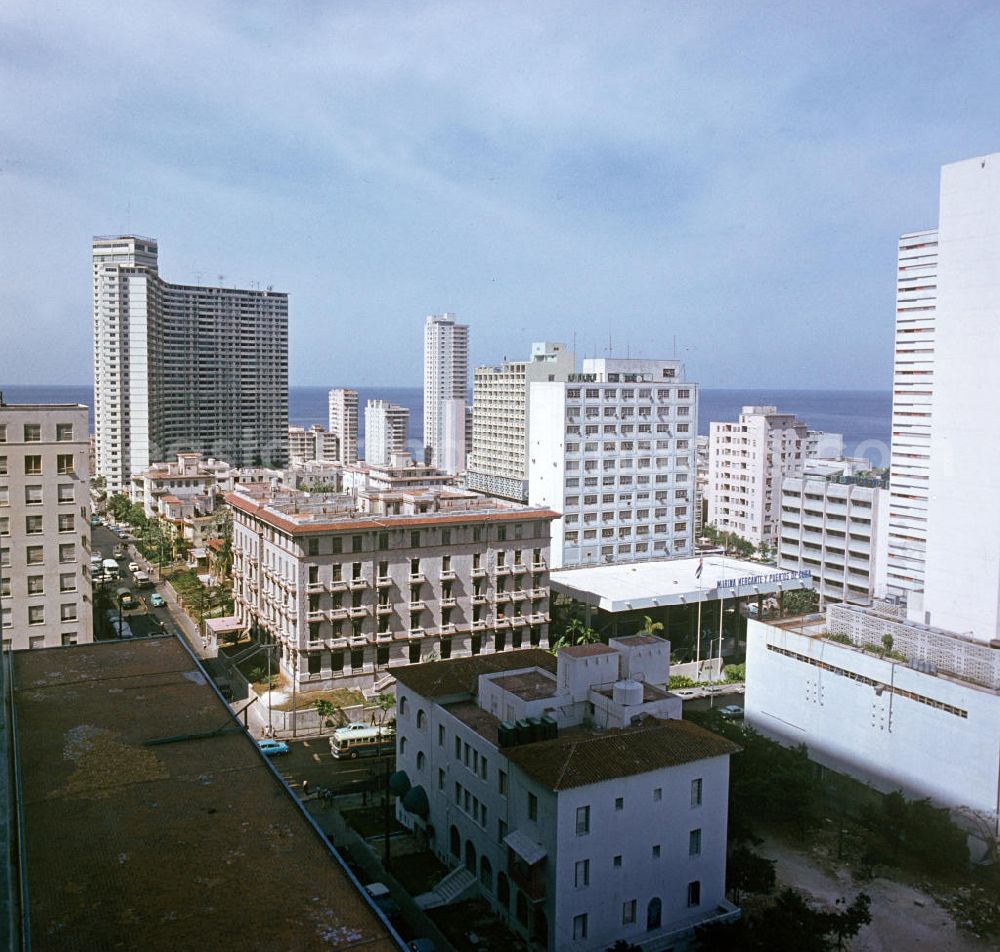 GDR image archive: Havanna - Blick über die Dächer der kubanischen Hauptstadt Havanna auf das höchste Gebäude Kubas, das FOCSA Hochhaus (l). Im Vordergrund die historischen Gebäude der Kolonialzeit.
