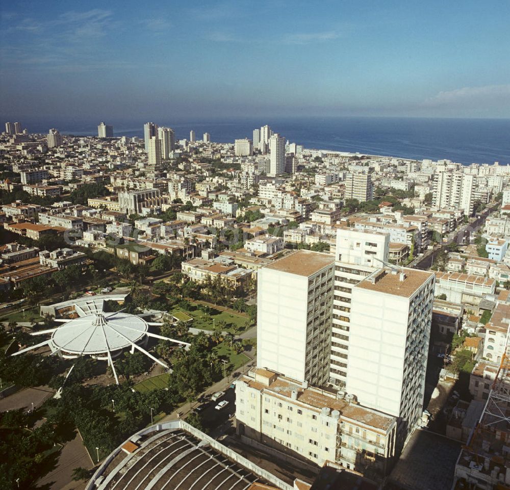 GDR photo archive: Havanna - Blick über die Dächer der kubanischen Hauptstadt Havanna - historische Gebäude der Kolonialzeit wechseln mit Neubauten der sozialistischen Moderne. Links der Park rund um die futuristische Eisdiele Coppelia.