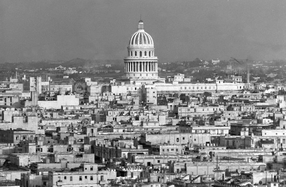 Havanna: Blick über die Dächer der kubanischen Hauptstadt Havanna mit den historischen Gebäuden der Kolonialzeit und dem Kapitol. Ursprünglich als Regierungssitz für den kubanischen Präsidenten gebaut, wird das Kapitol seit 1959 als öffentlich zugängliches Kongresszentrum genutzt.