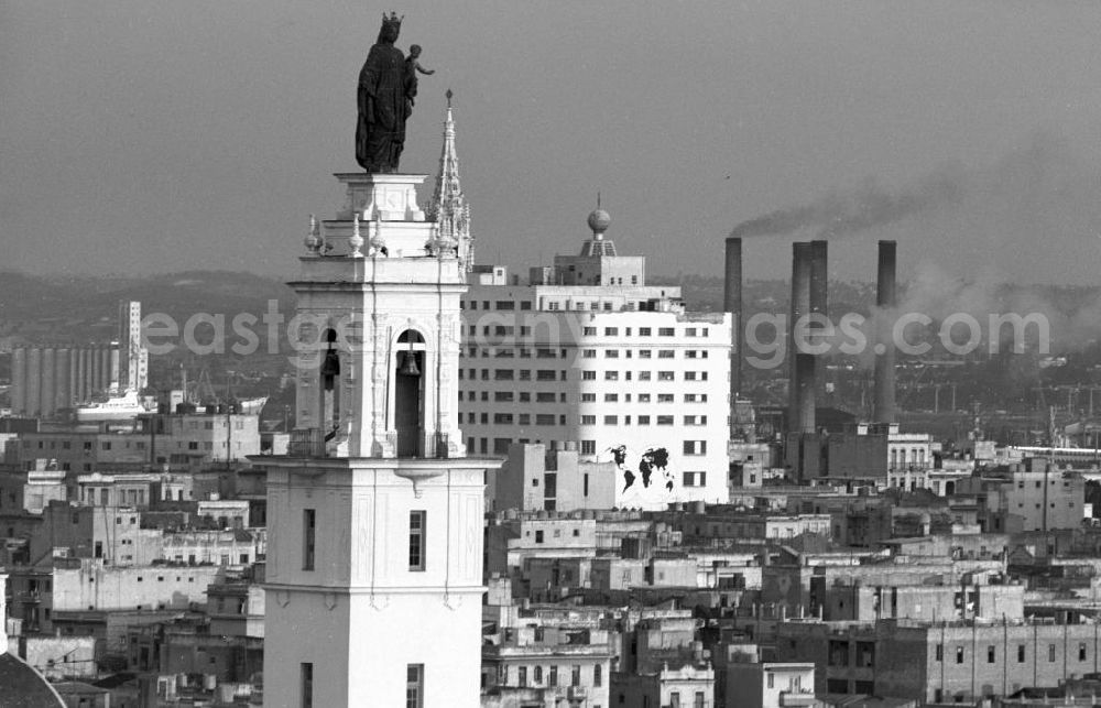 Havanna: Blick über die Dächer der kubanischen Hauptstadt Havanna - historische Gebäude der Kolonialzeit wechseln mit Neubauten der sozialistischen Moderne. Links die Kirche Iglesia del Carmen de la calle Infanta.