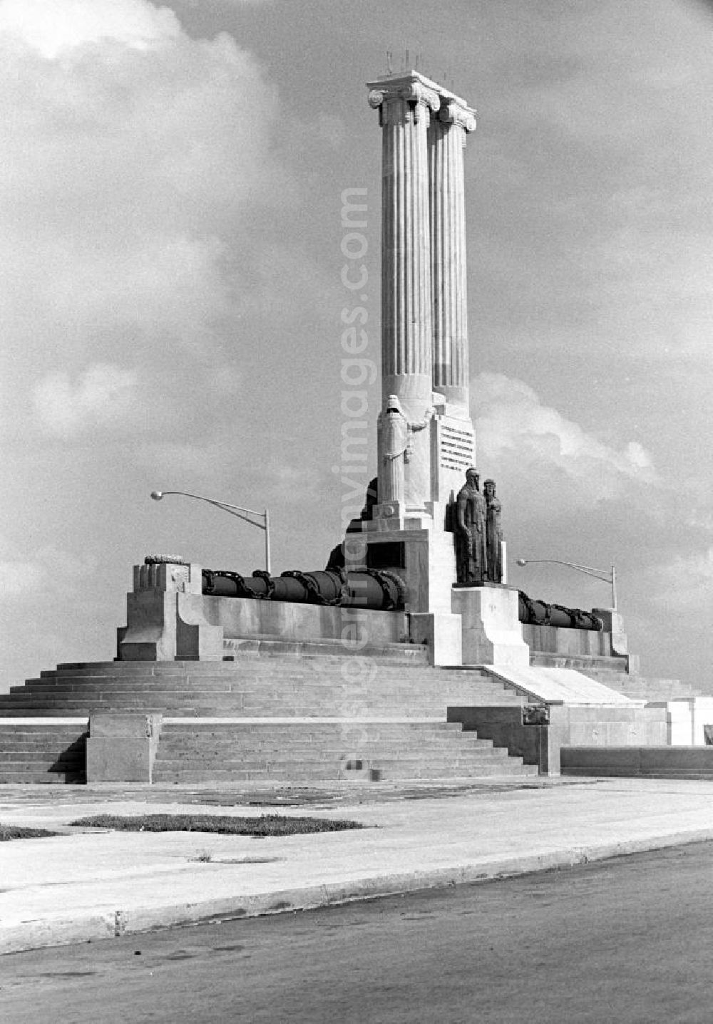 Havanna: Blick auf das Monumento U.S.S. Maine am Malecón in Havanna. Das Denkmal erinnert an die über 26