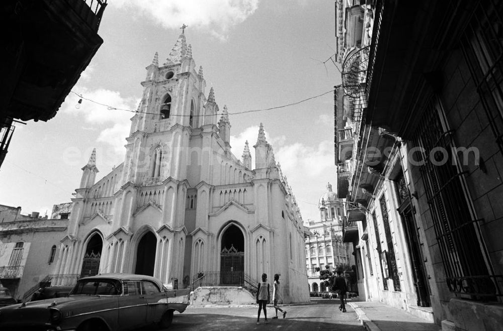Havanna: Blick auf die Kirche Iglesia del Santo Angel Custodio in Havanna. Im Hintergrund der Präsidentenpalast mit dem Museo de la Revolución.