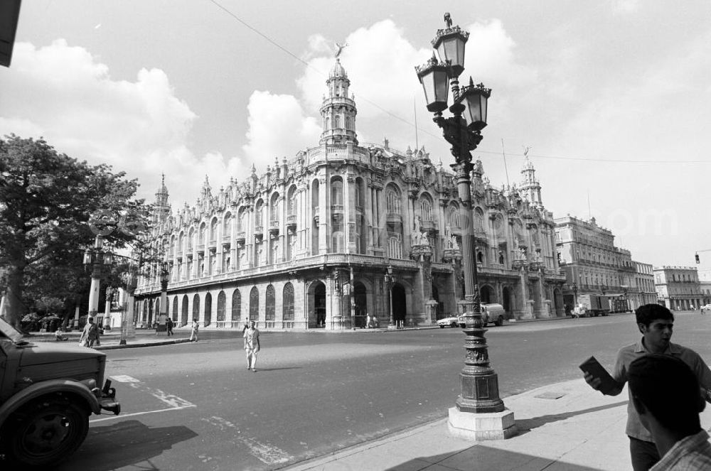 Havanna: Am Paseo de Martí - Blick auf das Gran Teatro in der kubanischen Hauptstadt Havanna. Das 1837 im Stil des spanischen Neobarock erbaute historische Gebäude ist heute Hauptsitz des kubanischen Nationalballetts und die Hauptbühne für das Internationale Ballettfestival von Havanna.