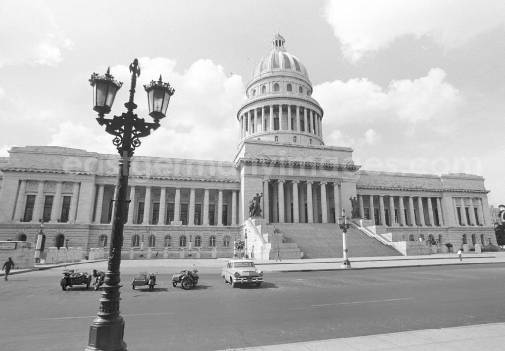 GDR image archive: Havanna - Am Paseo de Martí - Blick auf das Kapitol in der kubanischen Hauptstadt Havanna. Ursprünglich als Regierungssitz für den kubanischen Präsidenten gebaut, wird das Gebäude seit 1959 als öffentlich zugängliches Kongresszentrum genutzt.