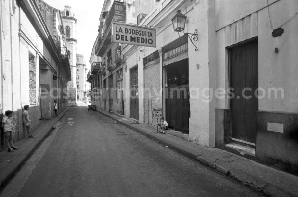 Havanna: Kinder stehen neben Hauseingängen in einer Straße in Havanna, in der sich die mit dem Namen Hemmingway verbundene Bar La Bodeguita del Medio befindet.