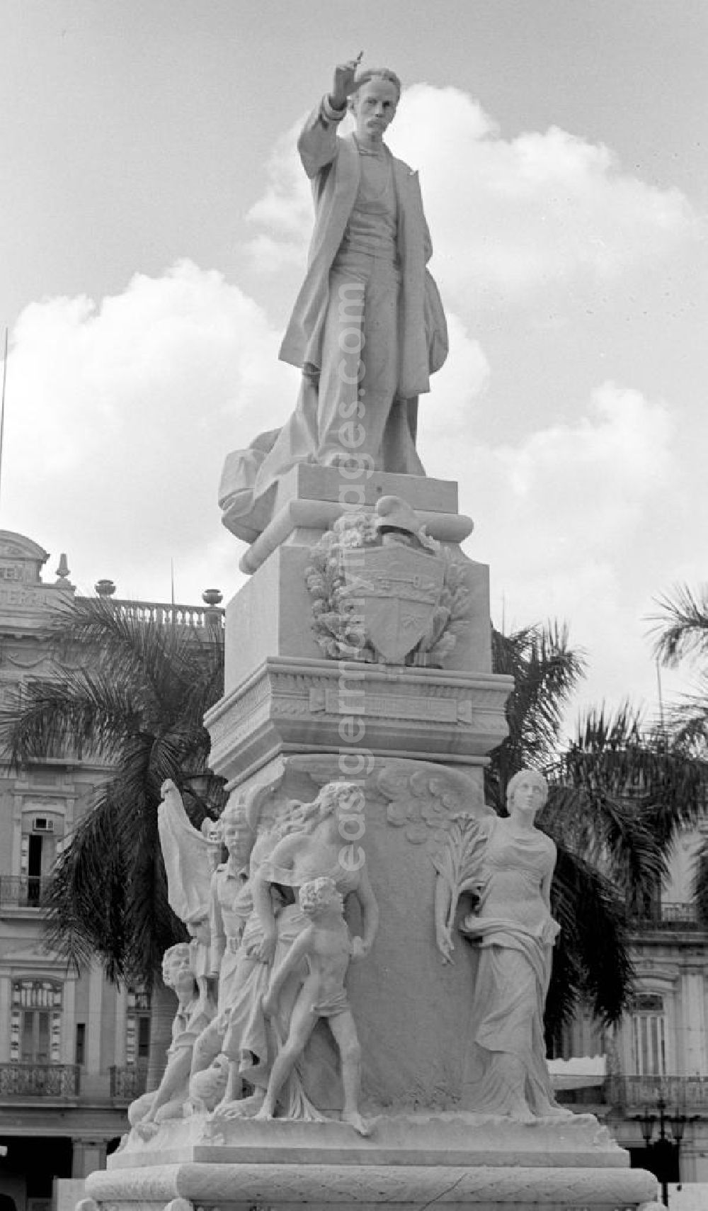 GDR photo archive: Havanna - Blick auf das Monumento José Martí im Central Park in Havanna. José Martí ist Symbolfigur des Unabhängigkeitskampfes Kubas gegen Spanien und wird in Kuba als Volksheld verehrt.