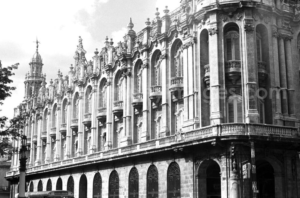 GDR picture archive: Havanna - Am Paseo de Martí - Blick auf das Gran Teatro in der kubanischen Hauptstadt Havanna. Das 1837 im Stil des spanischen Neobarock erbaute historische Gebäude ist heute Hauptsitz des kubanischen Nationalballetts und die Hauptbühne für das Internationale Ballettfestival von Havanna.