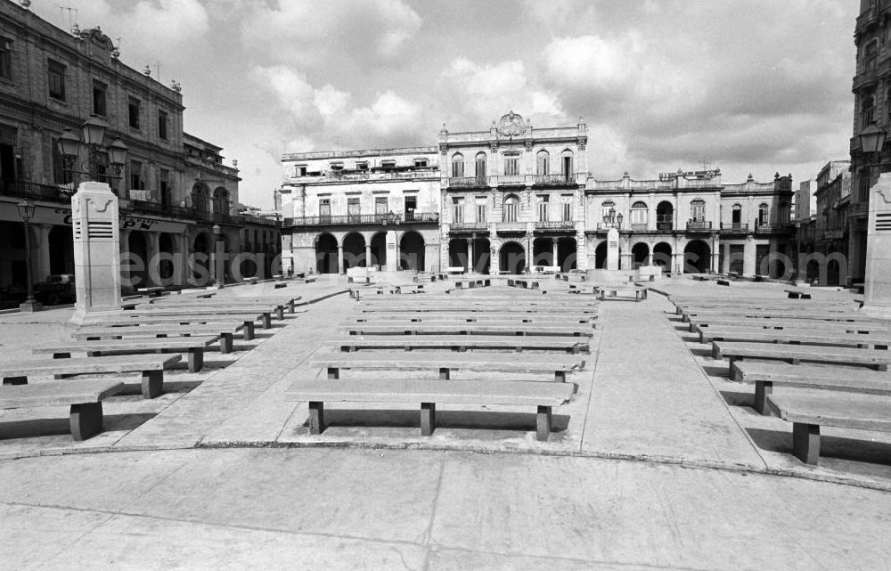 Havanna: Blick auf den Plaza Vieja in Havanna. Der im 16. Jahrhundert angelegte Platz mit seinen palastähnlichen Herrenhäuser war für Feste und Stierkämpfe erbaut worden und bis Ende des 19. Jahrhunderts wichtigster Markt der Stadt.
