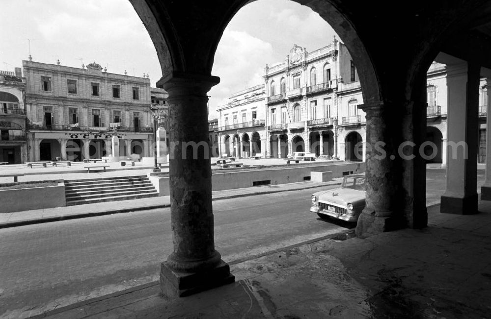 GDR image archive: Havanna - Blick auf den Plaza Vieja in Havanna. Der im 16. Jahrhundert angelegte Platz mit seinen palastähnlichen Herrenhäuser war für Feste und Stierkämpfe erbaut worden und bis Ende des 19. Jahrhunderts wichtigster Markt der Stadt.