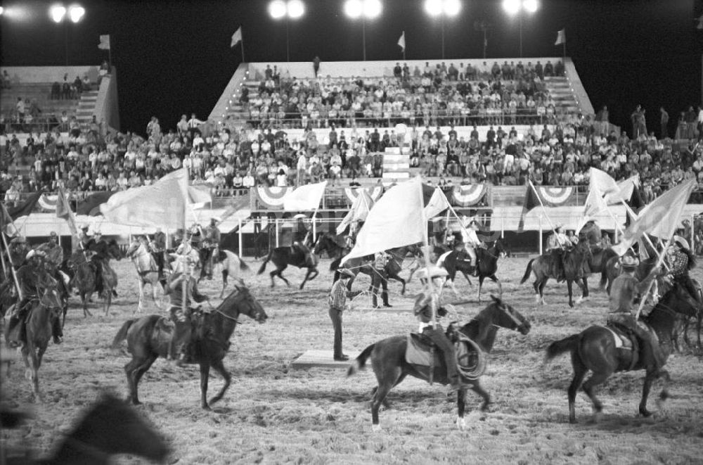 Havanna: In der Nationalen Rodeo-Arena in Havanna werden regelmäßig Reitwettbewerbe, Clownsaufführungen und Bullen-Zureiten präsentiert.