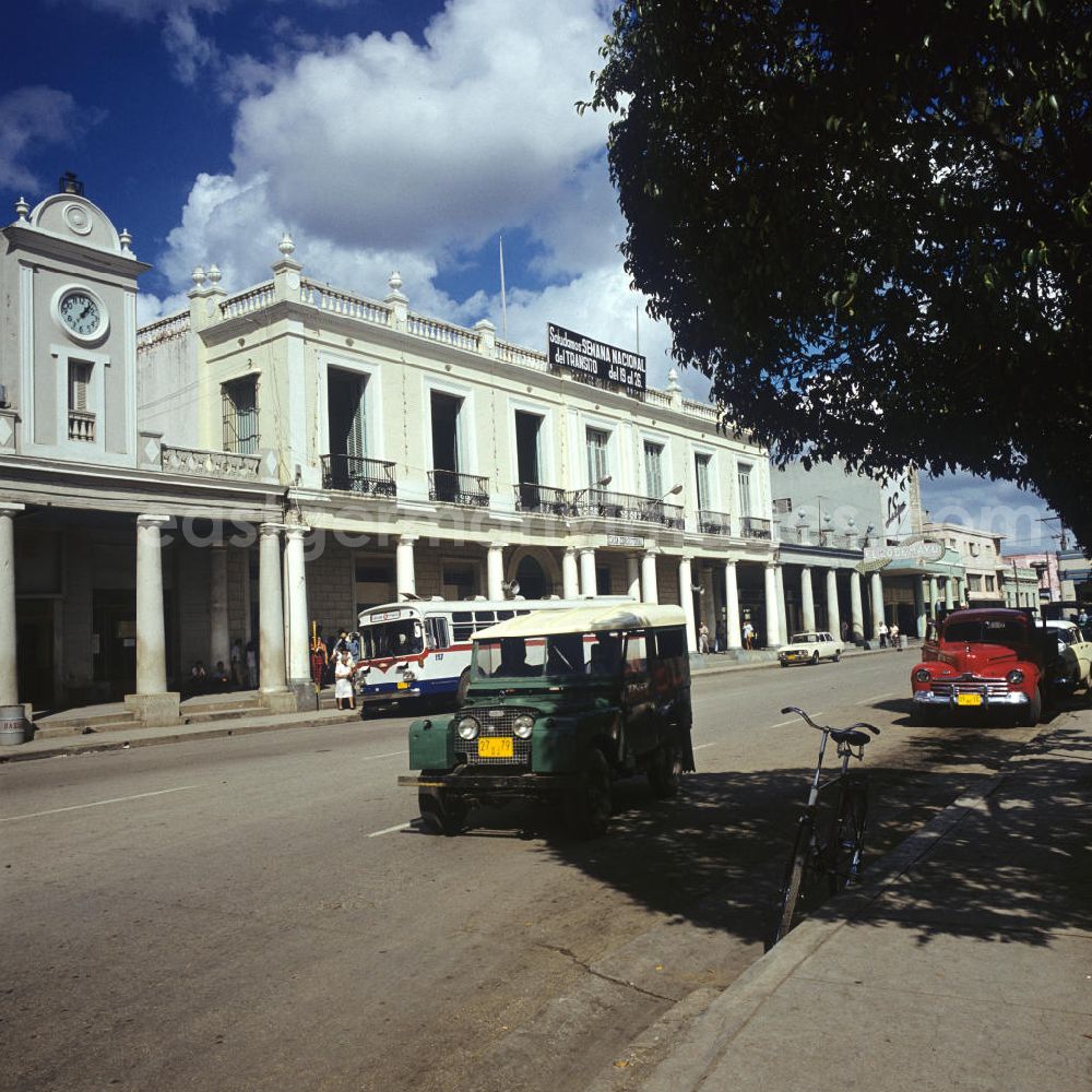 GDR photo archive: Holguín - Der Parque Calixto Garcia bildet das Zentrum der viertgrößten Stadt von Kuba, Holguín. Am Rande befinden sich die Kommunalgebäude, in der Mitte des Platzes das Denkmal des Generals Calixto Garcia, der wegen seines Kampfes in den drei Kubanischen Unabhängigkeitskriegen verehrt wird.